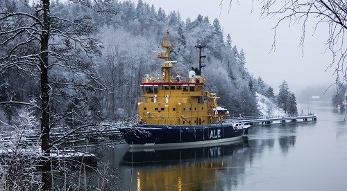 Isbrytaren Ale i vinterlandskap i Trollhätte kanal.