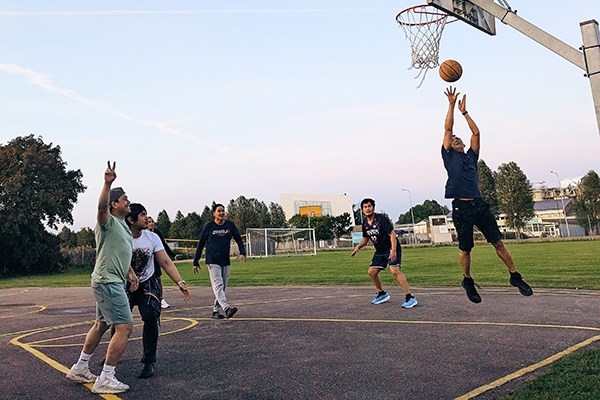 Besättningsmän spelar basket