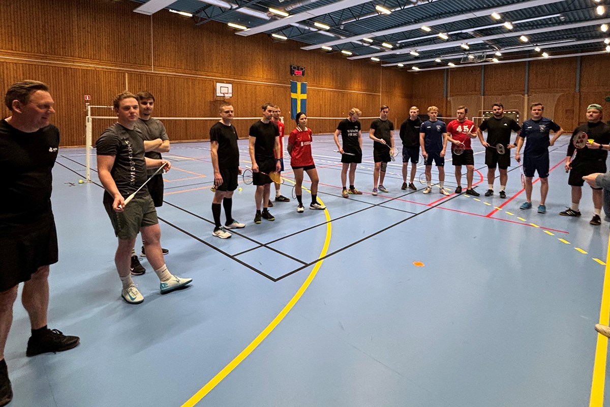 Alla deltagare står uppställda i sporthallen inför att första matcherna startas