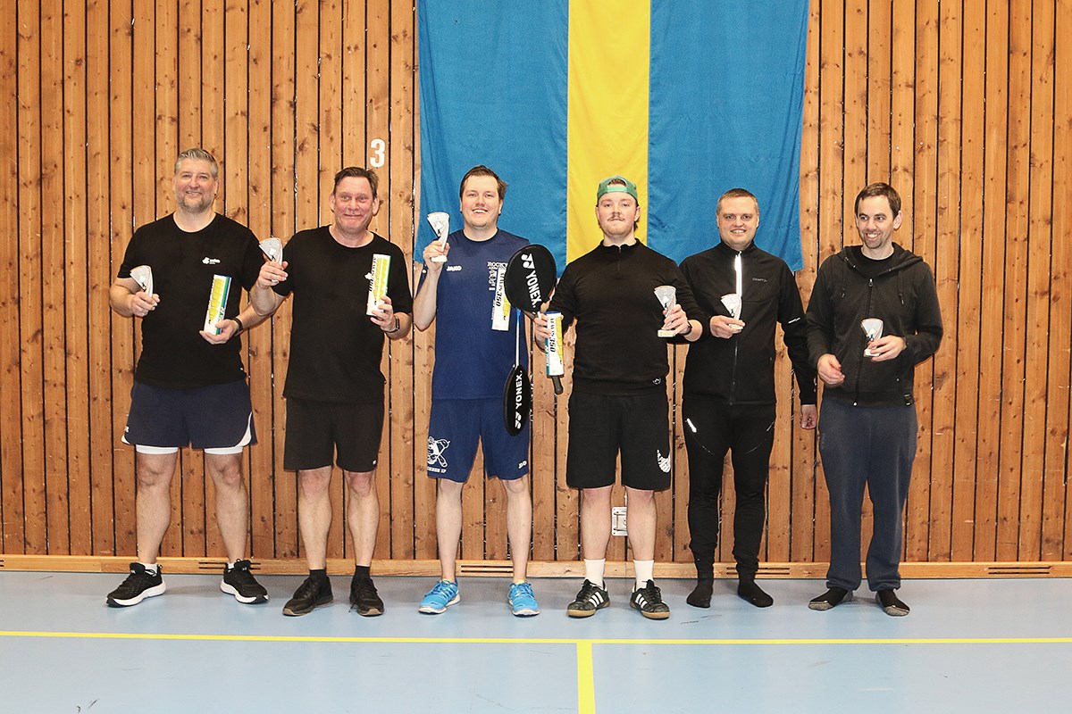 Sex personer står på rad, med sina priser, framför den svenska flaggan