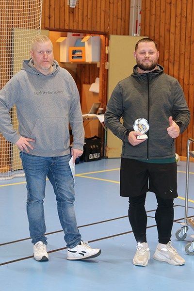 Dickson 2:s Sebastian Rågfeldt fick utmärkelsen Bästa målvakt. Bästa målvakt tar emot sitt pris