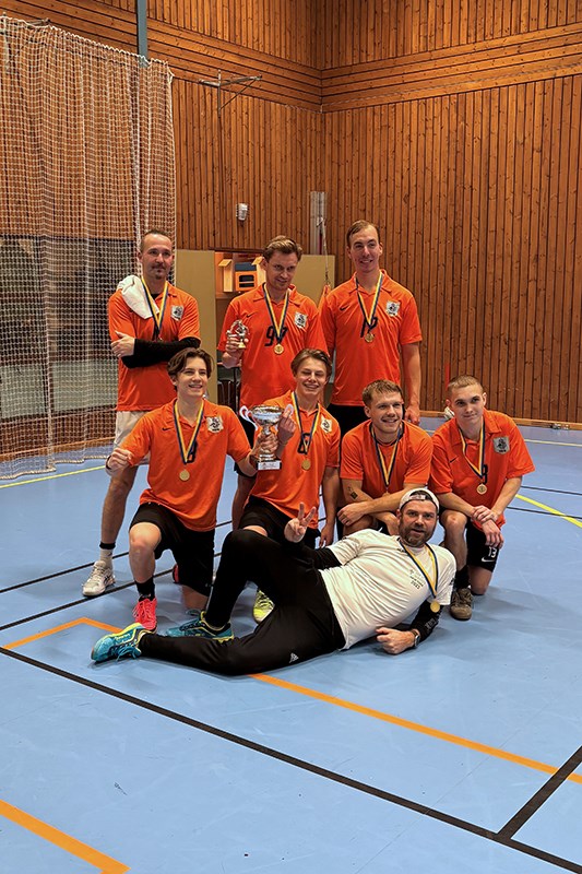 Vinnarlaget poserar med sin pokal