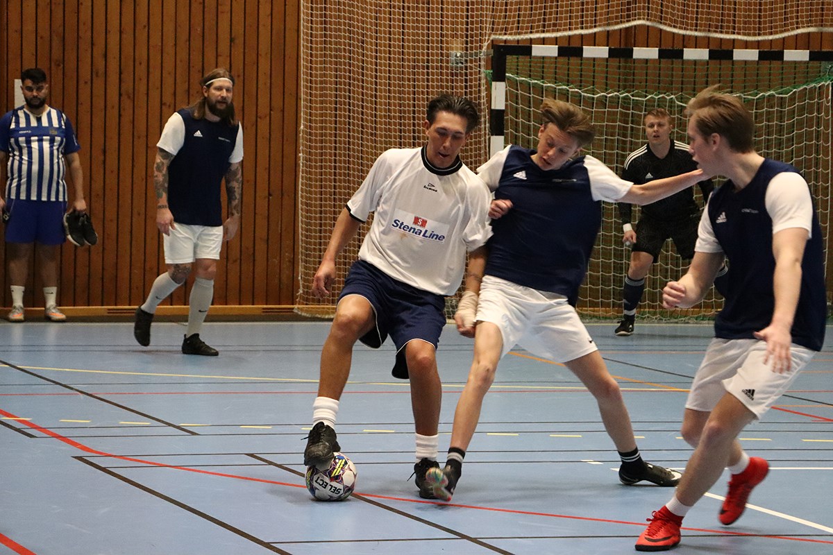 Ett antal inomhusfotbollsspelare i aktion