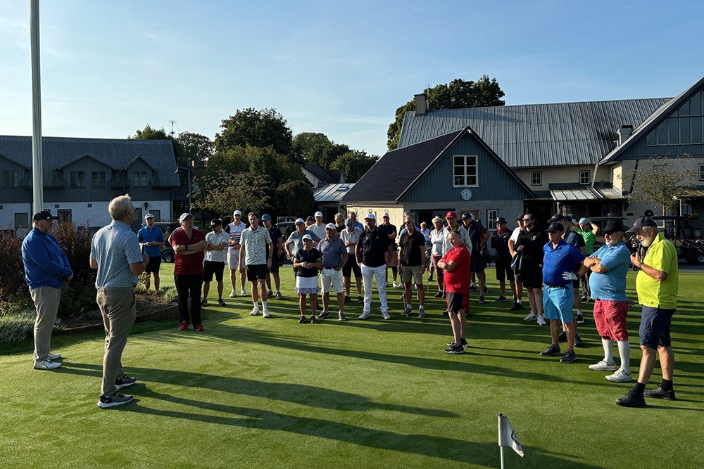 En skara golfspelare samlade för genomgång av dagens tävling