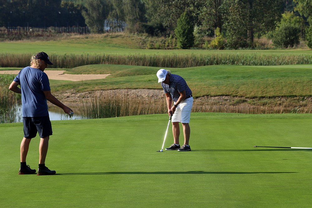 Två golfspelare på green