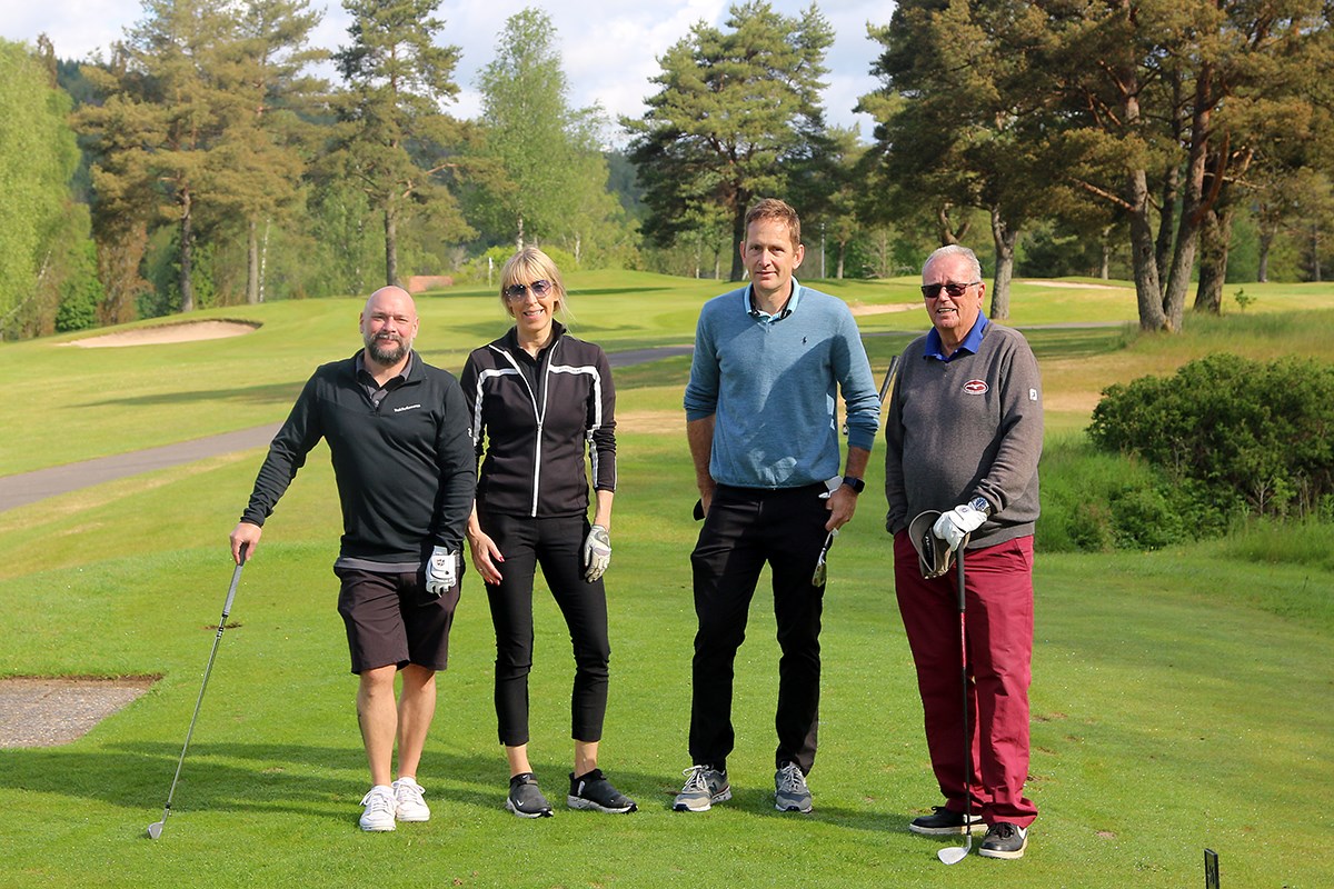 Fr. v. Martin Runnestad, Stena Nautica, Marie Abrahamsson, Color Fantasy, Fredrik Olofsson, Lots, Björn Asp, sjöpensionär Fyra golfspelare tittar in i kameran