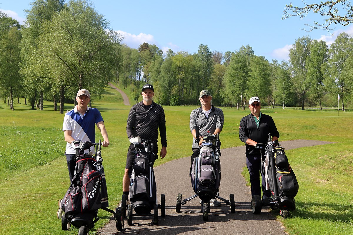 Fr. v. Marcus Björklund, Svitzer, André Filipowicz, Stena Jutlandica, Niklas Nygren, Svitzer Oden, Pierre Benjamin, Lots Fyra golfare med sina golfbags