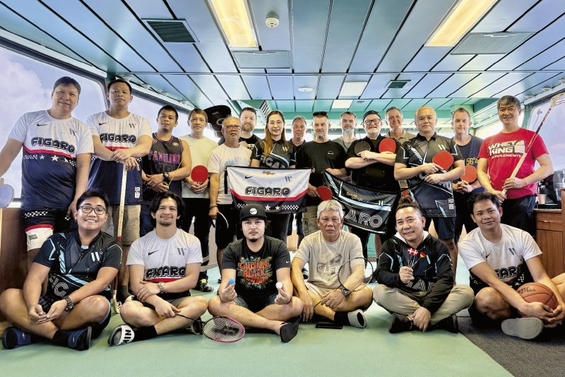 M/V Figaros aktiva besättning arbetar för att göra det bästa av tiden ombord. För att stärka gemenskapen och samtidigt öka välmåendet arrangerar de allt från Zumba- och yogapass till darttävlingar, bingo och däcksgolf. Föredömligt tycker vi och Stiftelsen Sveriges Sjömanshus, som tilldelade besättningen sin Idrottsbelöning. Foto: Privat Besättningen på fartyget Figaro står uppställda i träningskläder och med idrottsmatriel, som pingisracketar, badmintonracketar och innebandyklubbor