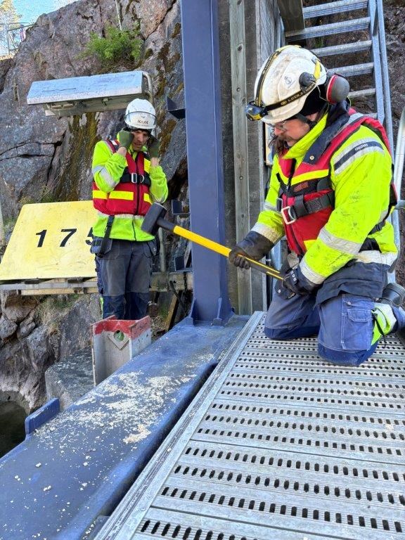 En intensiv övningsvecka går mot sitt slut. Två personer med varselkläder och hjälmar arbetar vid en bro.